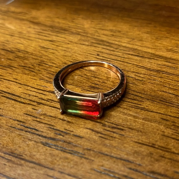 Red and Green Gemstone Ring with Textured Band - Picture 2 of 4